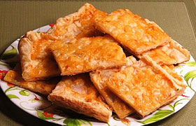Пирог из слоеного теста с начинкой из груши и сыра