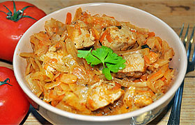 Курица, тушенная с капустой