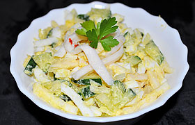Салат с кальмаром, луком, огурцами и яйцом