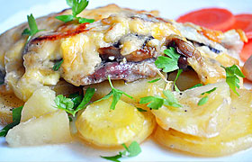 Свинина, запеченная с картофелем, грибами и сыром