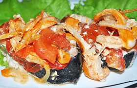 Горбуша, запечённая с помидорами и луком