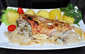 Морской окунь, запеченный в сметанном соусе
