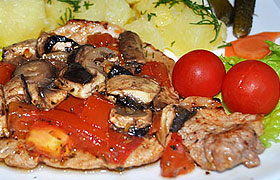 Свиные отбивные с грибами и томатами в фольге