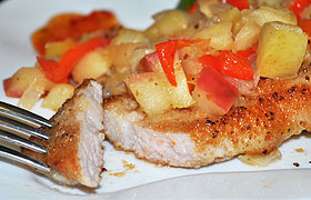 Свиные отбивные с яблоками и луком