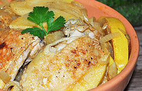 Тушеная курица с айвой