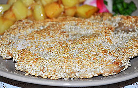 Свиная отбивная с кунжутом и мятой