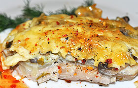 Запеченные отбивные с грибами и сыром