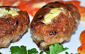 Мясные котлеты с пикантной начинкой