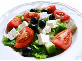 Салат с козьим сыром и оливками