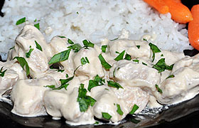 Тушеная куриная грудка в соево-сливочном соусе