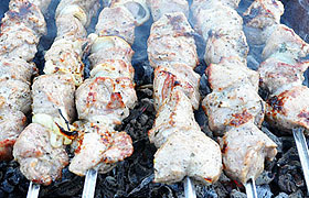 Шашлык, маринованный в луке и масле