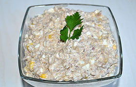 Салат с консервированной рыбой и анчоусами