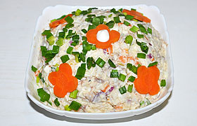 Салат с копченой рыбой и рисом