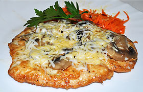Куриные отбивные с грибами и сыром