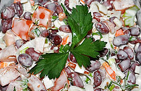 Салат из фасоли с крабовыми палочками