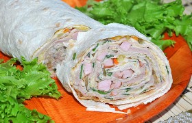 Лаваш с мясопродуктами и огурцами