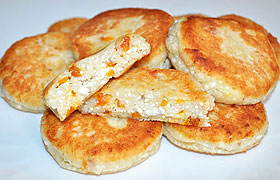 Сырники с курагой и орехами