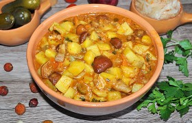 Тушеная картошка с тушенкой и грибами в мультиварке