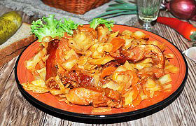 Тушеная капуста с копчеными ребрышками