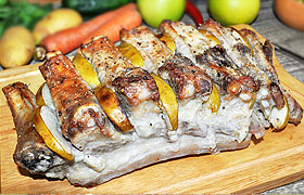 Свиная грудинка с яблоками и хреном