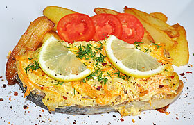 Запеченный кижуч под овощами