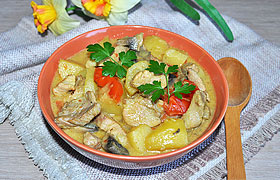 Карри со свининой, картофелем и грибами