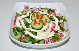 Салат с крабовыми палочками и огурцами