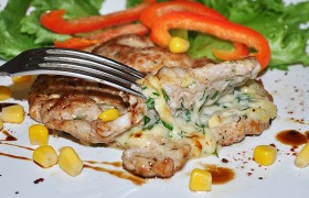 Свиные отбивные с сыром и зеленью