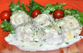 Фрикадельки, запеченные под соусом бешамель
