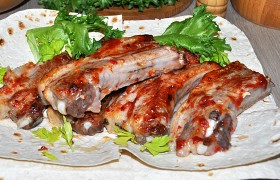 Запеченные свиные ребрышки с кисло-сладким соусом