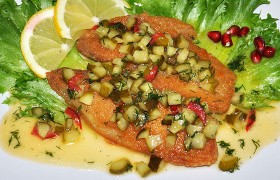 Жареная рыба с медово-огуречным соусом