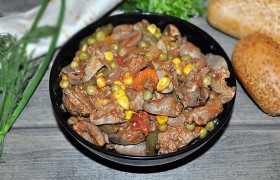 Тушеные куриные потрошки с овощами