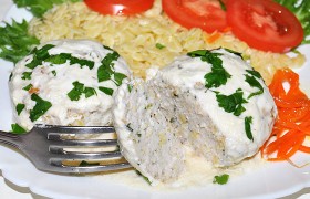 Куриные биточки в сливочно-сырном соусе