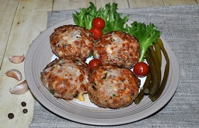 Котлеты по-сербски с грудинкой и сыром