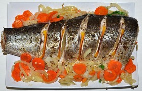 Толстолобик, запеченный с овощами