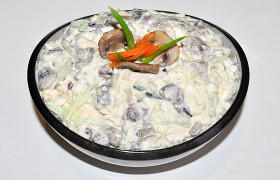 Салат из курицы с грибами и огурцом