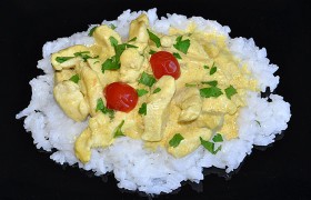 Куриное филе в сливочно-луковом соусе с карри
