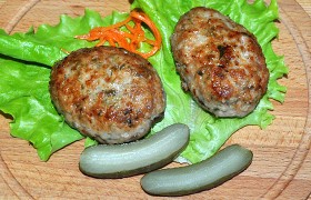 Котлеты из фарша с маринованными огурчиками