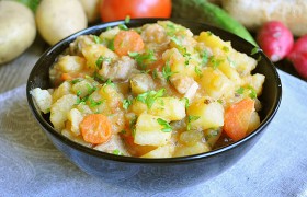 Картофель со свининой, солеными огурцами и томатами