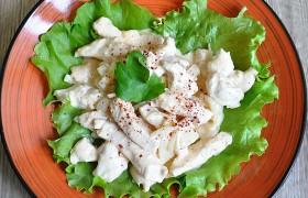 Куриное филе с луком и соусом