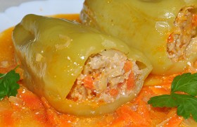 Перец, фаршированный мясом и овощами