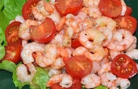 Салат из креветок с помидорами