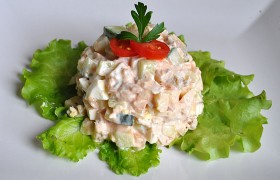 Салат из отварной рыбы с огурцом, яблоком и яйцами