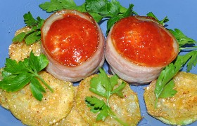Рулетики из фарша в беконе