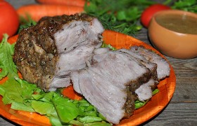 Свиная шея, запеченная на луке