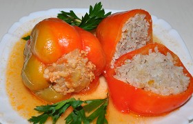 Перец с фаршем, рисом, копченым салом