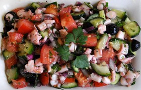 Салат со щупальцами кальмаров