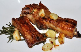 Жареные свиные ребрышки с чесноком