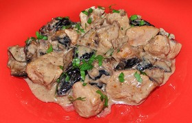 Тушеная индейка с черносливом и сметаной