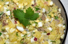 Салат с копченой скумбрией и картофелем